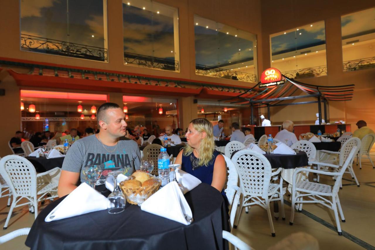 Titanic Palace Families And Couples Only フルガダ エクステリア 写真 The interior of the restaurant