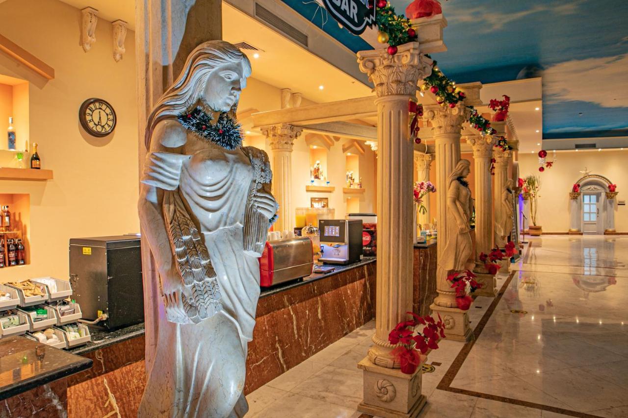 Titanic Palace Families And Couples Only フルガダ エクステリア 写真 Statue of the Virgin Mary at the airport