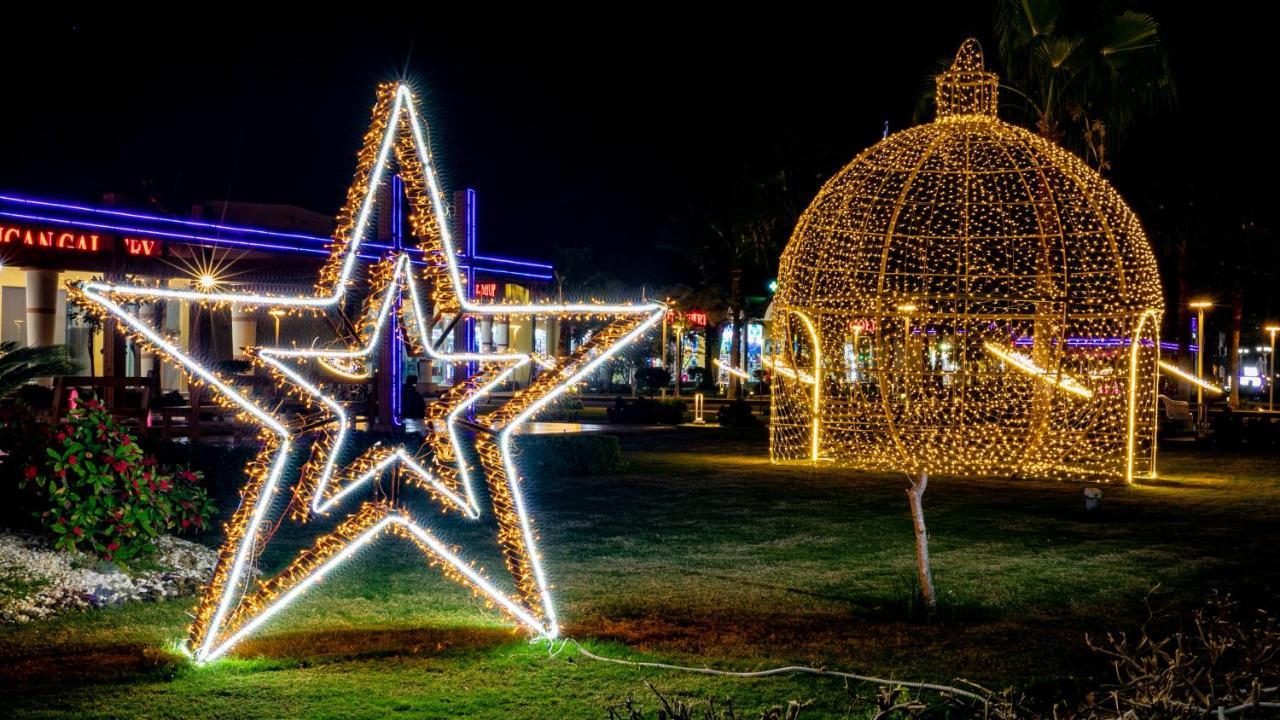 Titanic Palace Families And Couples Only フルガダ エクステリア 写真 Christmas decorations in the city of Patras