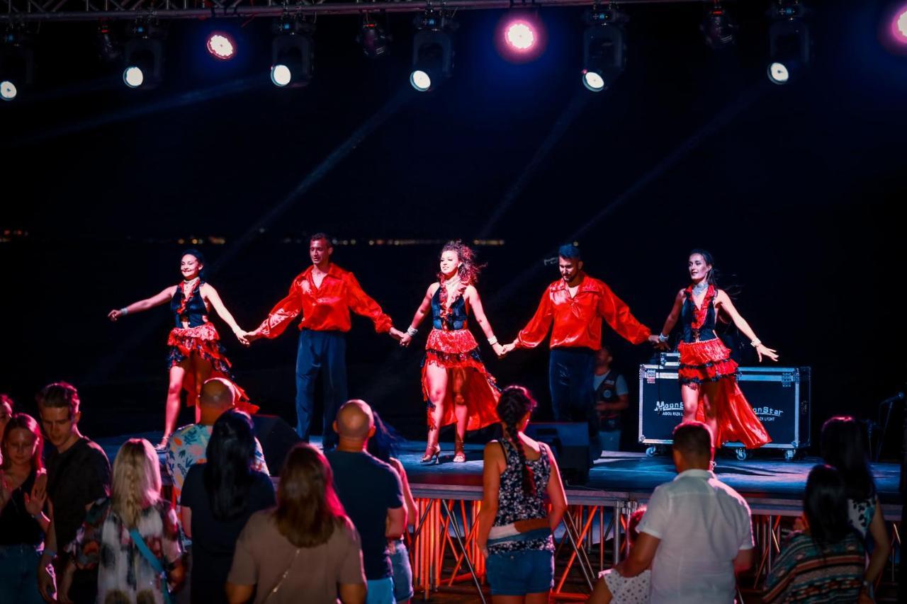 Titanic Palace Families And Couples Only フルガダ エクステリア 写真 The band performing in 2019