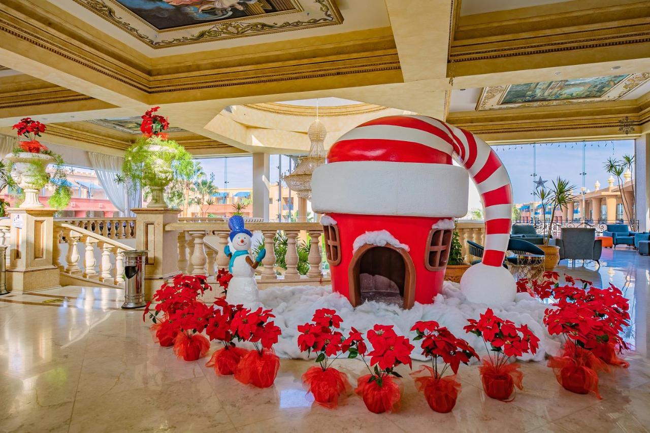 Titanic Palace Families And Couples Only フルガダ エクステリア 写真 The lobby of the Wynn Las Vegas decorated for the holiday season.