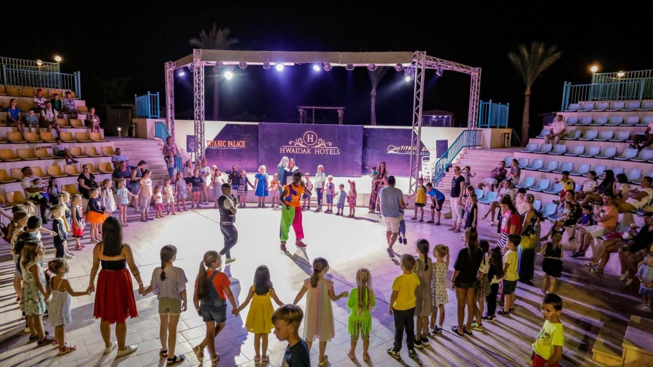 Titanic Palace Families And Couples Only フルガダ エクステリア 写真 Entertainment at a hotel in Egypt
