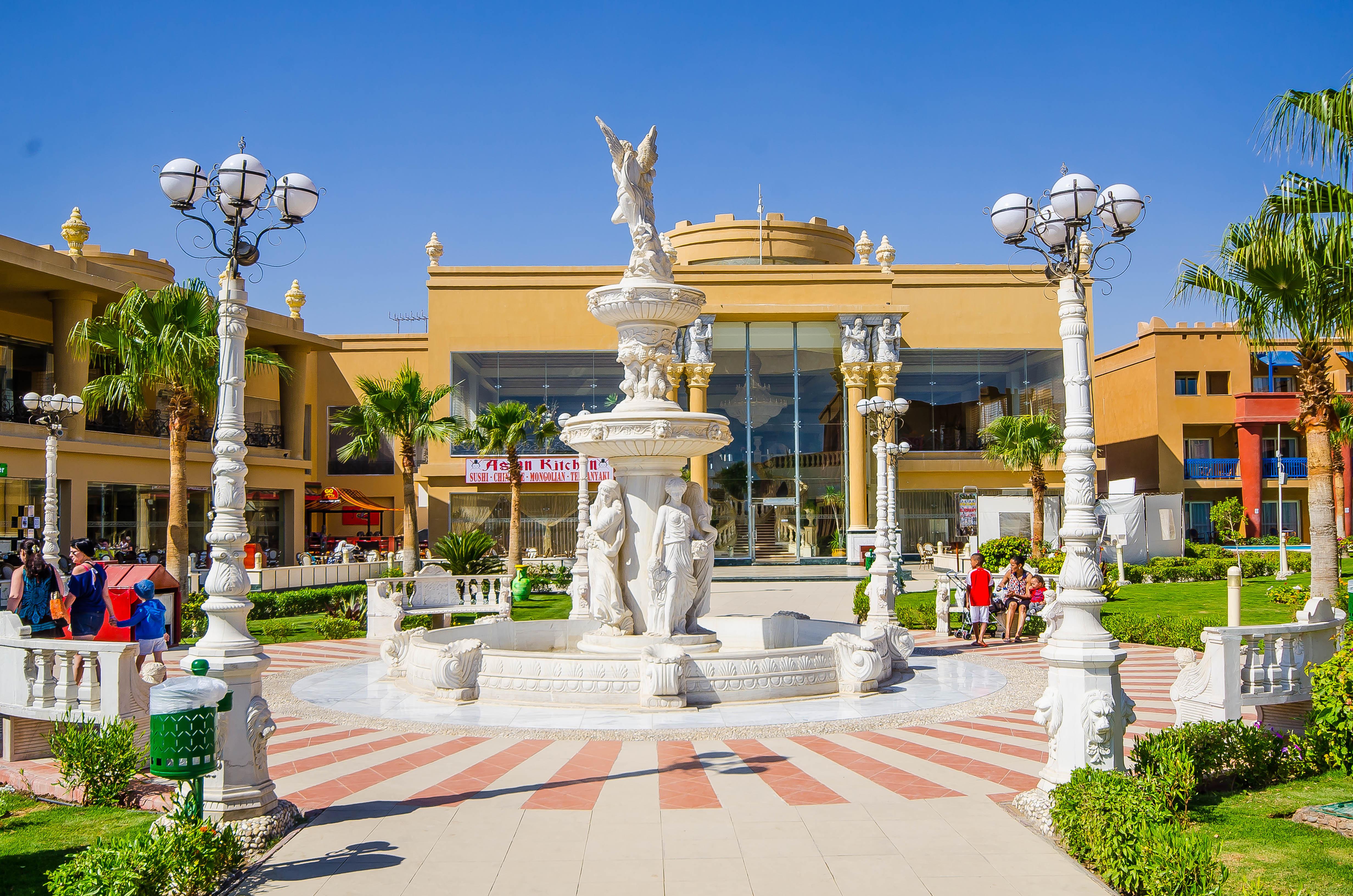 Titanic Palace Families And Couples Only フルガダ エクステリア 写真 Fountain at the entrance of the resort